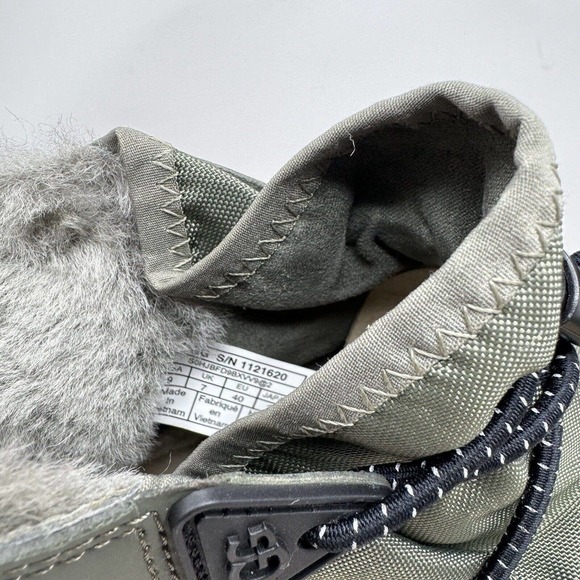 UGG Classic Rising Toggle Platform Ankle Boots SZ 9 NEW with Box - Picture 9 of 9